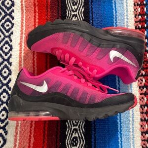 Nike Air sneakers US 6 Invigor